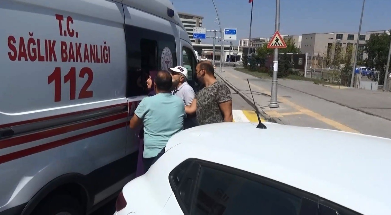 Kaza yaptı! Kocasını öldü sanıp ambulansın peşinden koştu